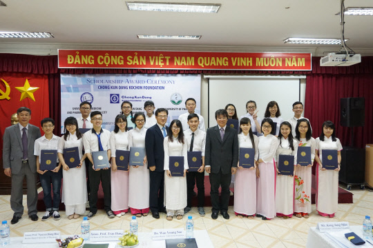 21일 종근당고촌재단이 베트남 호치민대학에서 2016년도 장학증서 수여식을 가진 후 윙땅화 하노이 약학대 학장(맨 왼쪽) 및 쟌흥 호치민 약학대 학장(오른쪽 여섯번째) 등과 기념촬영을 하고있다.  종근당 제공